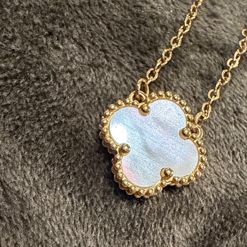 Elegant Gold 18k GP and White Mother of Pearl Clover Pendant Necklace - Picture 3 of 5